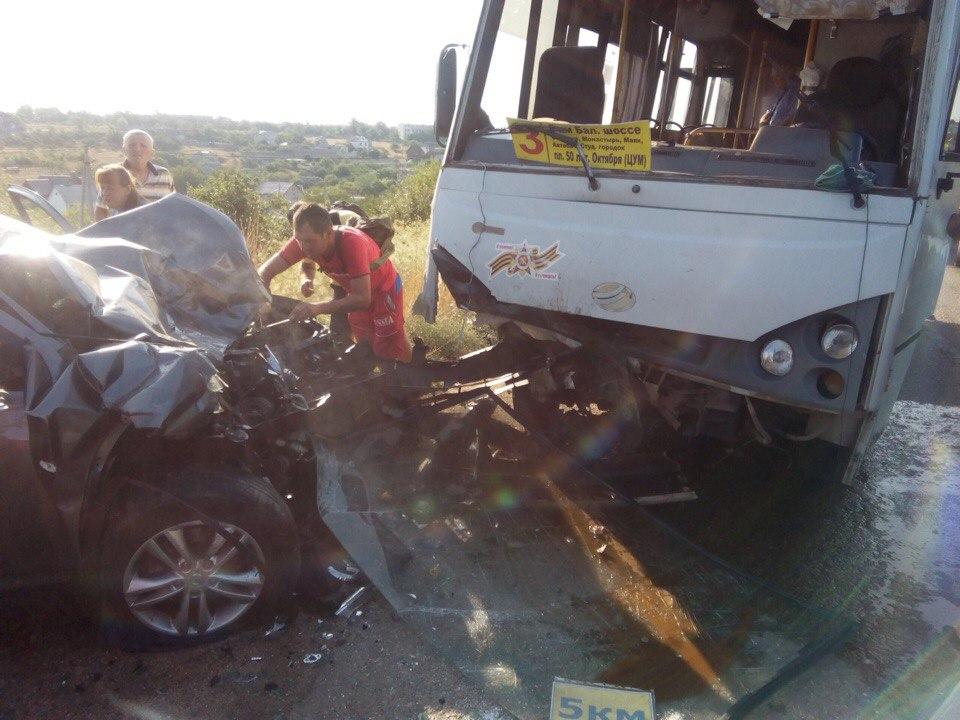 Смертельное ДТП в Севастополе: «Ниссан» врезался в автобус, водитель погиб (фото, видео)